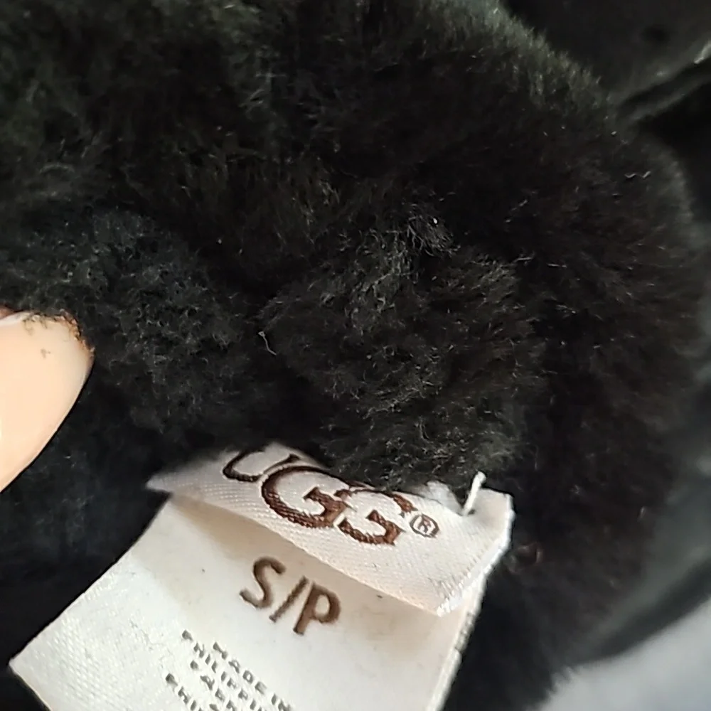 UGG Classic Perforated Genuine Dyed Shearling Gloves Black NEW w tag Size Small